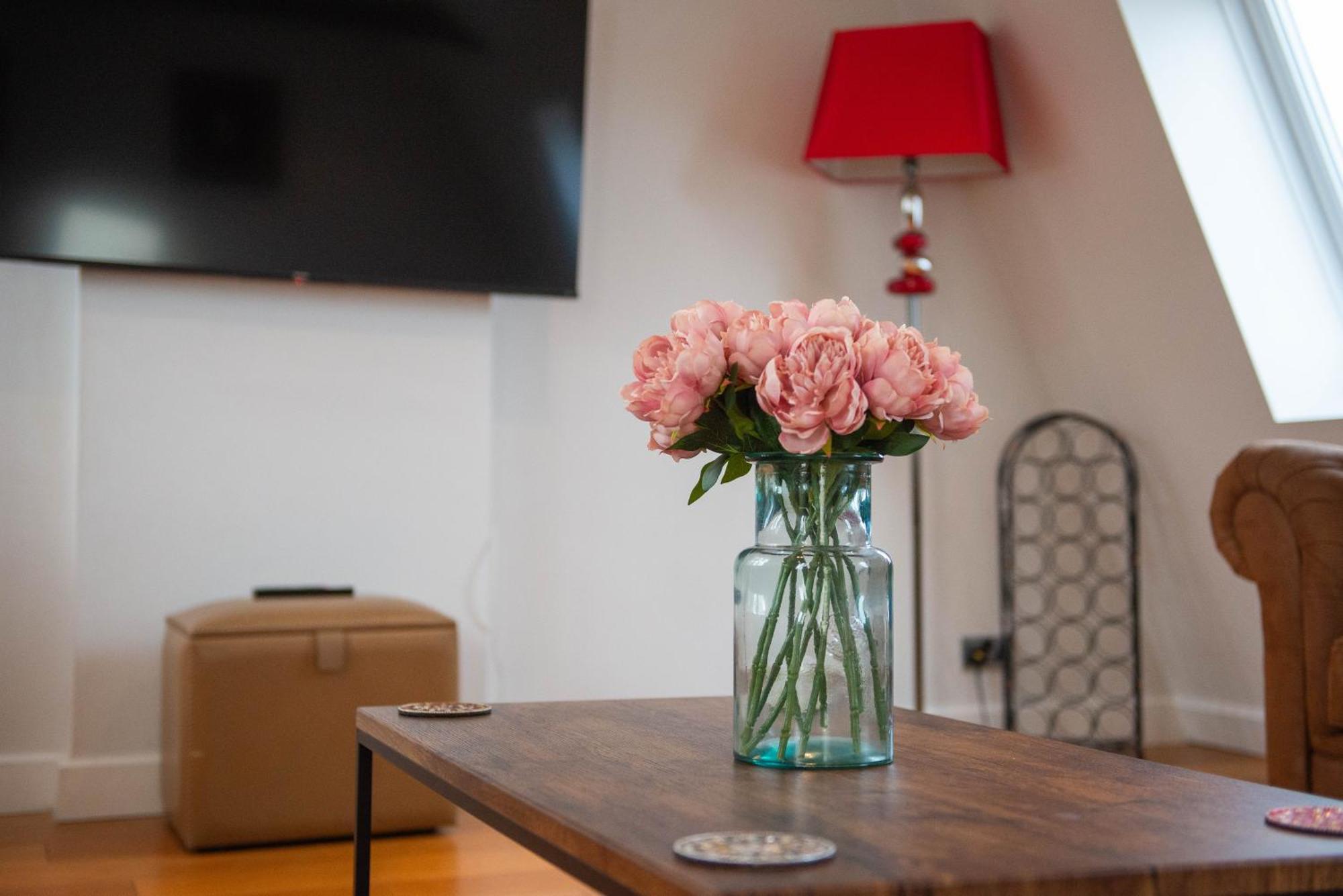 Stylish Townhouse, Work Desk, Fast Wi-Fi, Sleeps 6 스탬포드 외부 사진