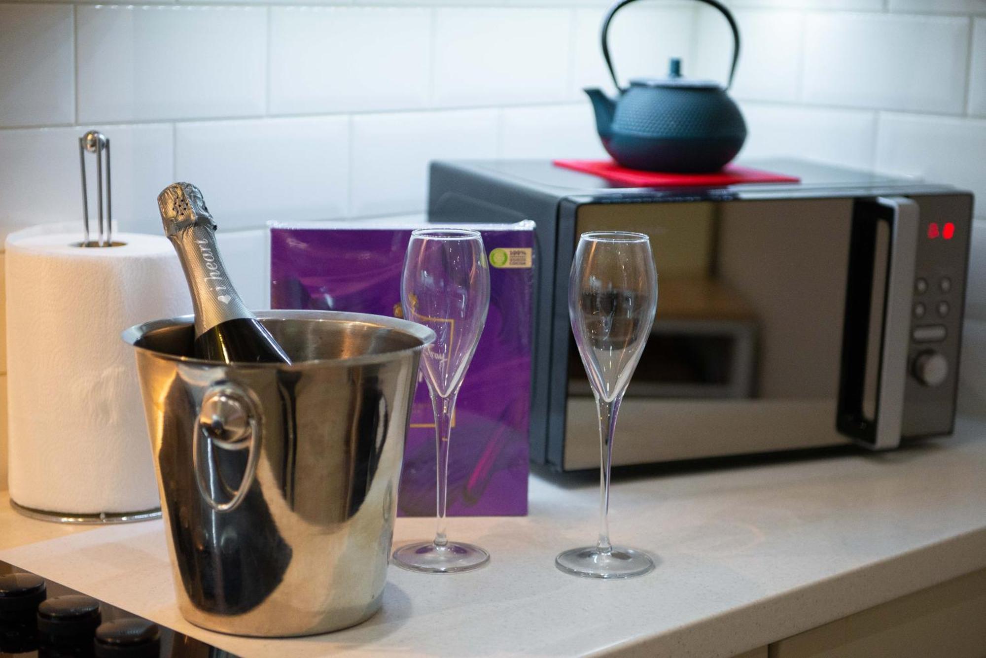 Stylish Townhouse, Work Desk, Fast Wi-Fi, Sleeps 6 스탬포드 외부 사진