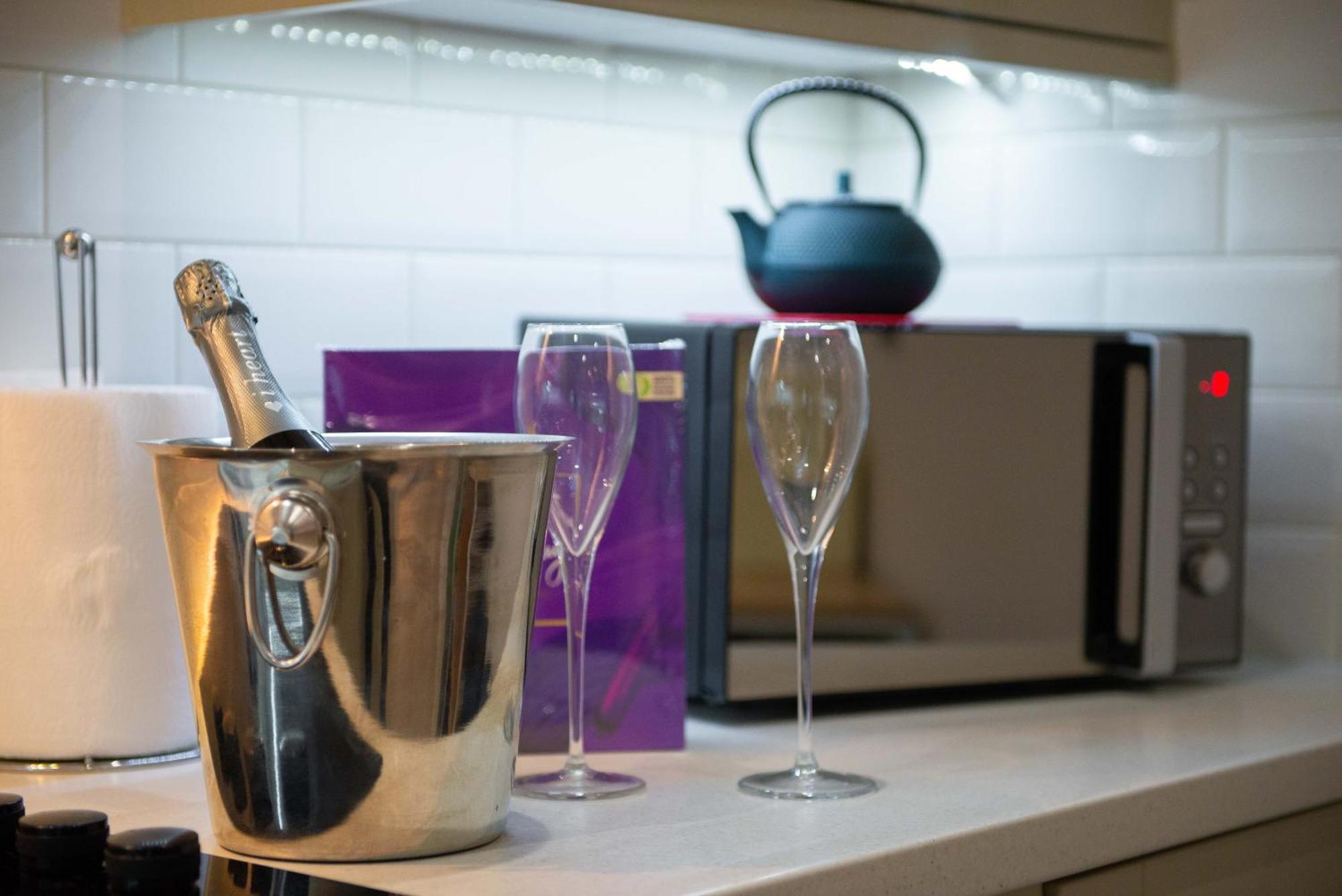 Stylish Townhouse, Work Desk, Fast Wi-Fi, Sleeps 6 스탬포드 외부 사진